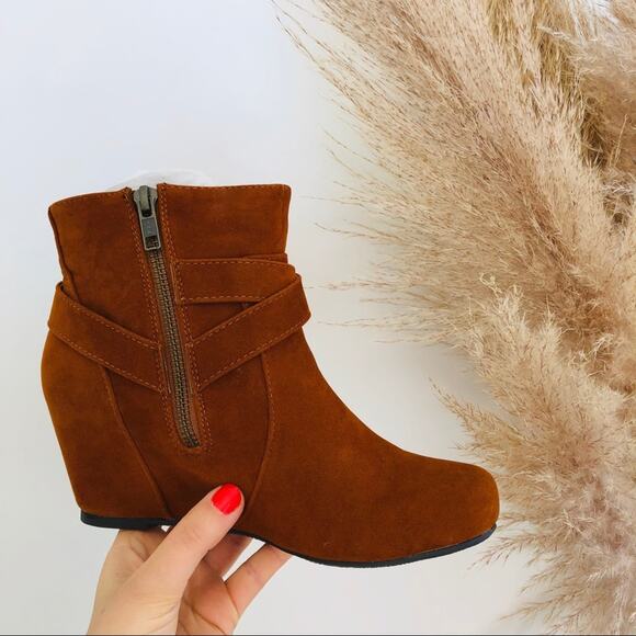 NEW DIBA TRUE Katch Cognac Brown Suede Buckle Zip Ankle Booties Boots 6 Shoes - Picture 2 of 7